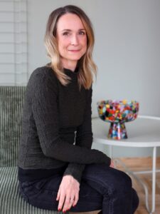 Mindig kíváncsisággal figyeltem az emberi természet és az emberi kapcsolódások sajátosságait, és ez a kíváncsiság hajt a jelenben is. - Heffentrager Kinga